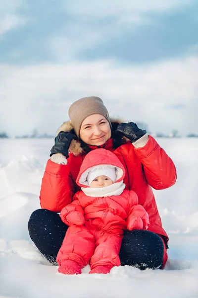 Mama i córka pozować do zdjęć zimowych strzelać w mroźną zimę — Zdjęcie stockowe