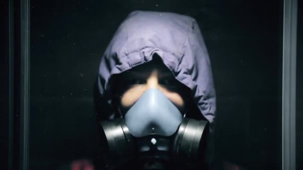 A man in a gas mask out of hiding after a chemical explosion HD 1920x1080 — Stock Video