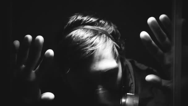 El tipo de la máscara de gas respira pesadamente en una habitación oscura y transparente — Vídeo de stock