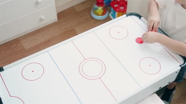 Mamá le gusta jugar al hockey sobre aire con su hijo 1080p — Vídeos de Stock