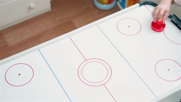 Fils joue avec enthousiasme au hockey aérien avec sa mère 1080p — Video