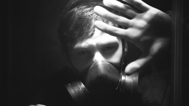 Чоловік у газовій масці після нападу з димної кімнати — стокове відео