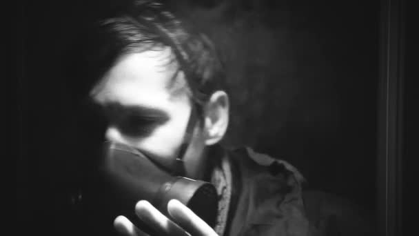 Il ragazzo con la maschera antigas respira pesantemente in una stanza scura trasparente HD 1920 — Video Stock