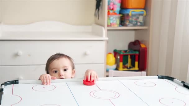 Lilla tjejen vill lära sig spela airhockey — Stockvideo