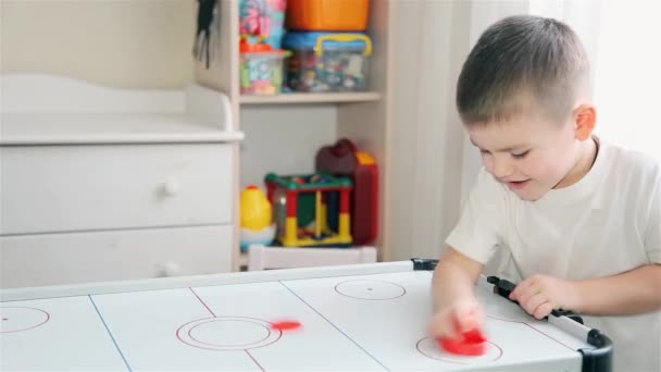 Maman et son fils jouent avec passion dans l'air hockey HD 1920x1080 — Video