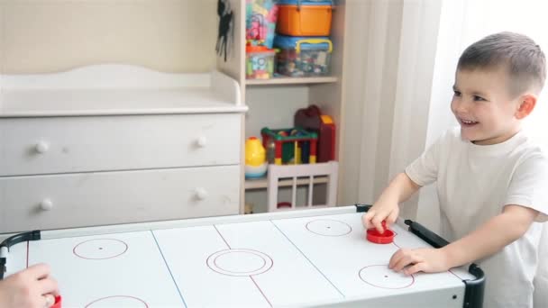 Anne ve oğlu tutku olarak air hockey oynamak — Stok video