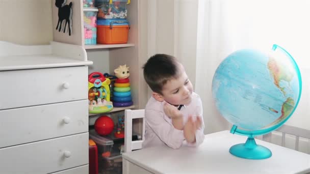 Menino brincando com um globo HD 1020x1080p — Vídeo de Stock