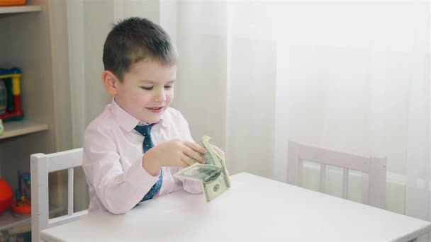 Mamãe deu à criança dinheiro de papel para despesas de bolso — Vídeo de Stock