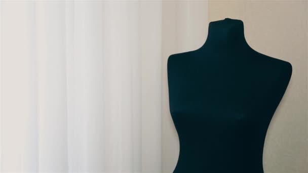 Дівчина-дизайнер жіночого одягу на манекен вирівнює чорно-білу куртку 1080 — стокове відео
