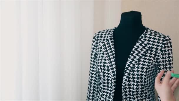 Femme designer vêtements pour femmes fait une mesure sur une veste noire et blanche HD — Video