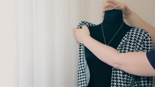Una chica se prueba una chaqueta de diseño para la decoración 1080 HD — Vídeo de stock
