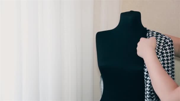 Дівчина-дизайнер жіночого одягу на манекен вирівнює чорно-білий піджак HD — стокове відео