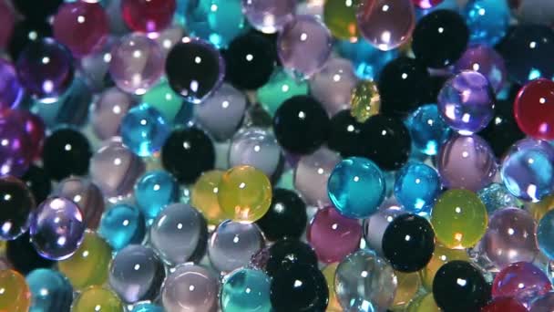Декоративні різнокольорові кульки сяють під дією світла — стокове відео
