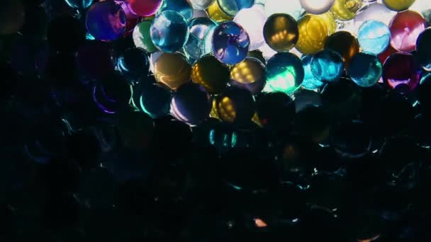 Boules décoratives de couleur gel brillent sous l'influence de la lumière 1920x1080 — Video