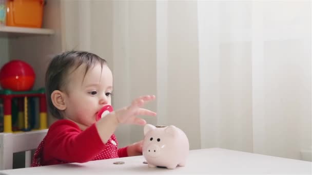 Uma menina recolhe moedas de ferro em um banco porquinho 1920 HD — Vídeo de Stock