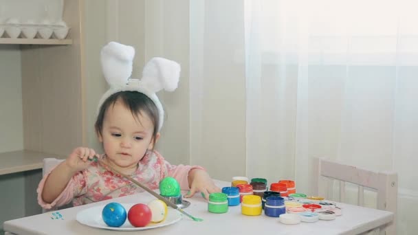 Bebé en traje de conejo sentado detrás de una mesa blanca HD 1920x1080 — Vídeos de Stock