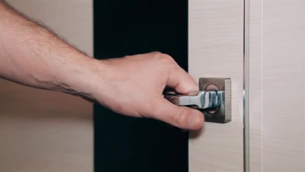 Una mano de hombre abre y cierra la puerta metálica de acero HD 1920x1080.Texture.Background . — Vídeo de stock