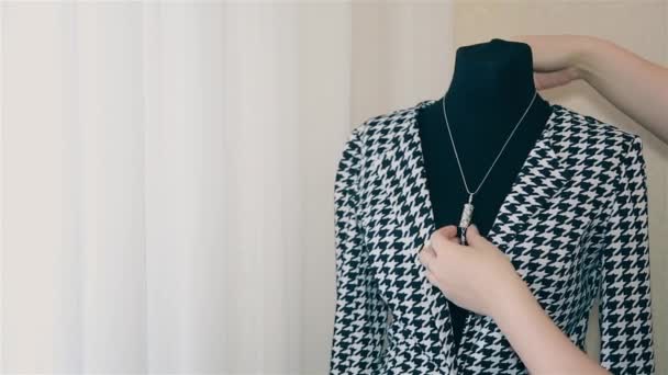 Fille designer essayer des bijoux sur un mannequin HD — Video