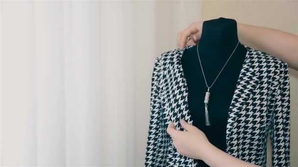 Fille designer essayer des bijoux sur un mannequin HD — Video