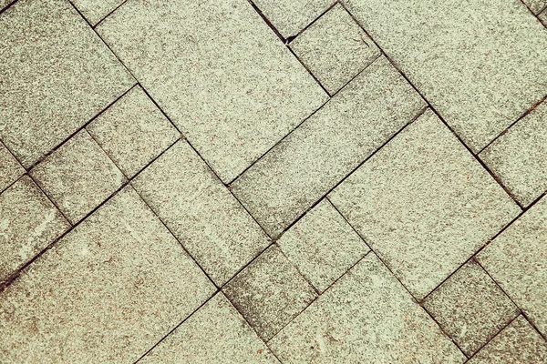 La strada marciapiede in pietra naturale è rivestita con mosaici di colore grigio chiaro. . — Foto Stock