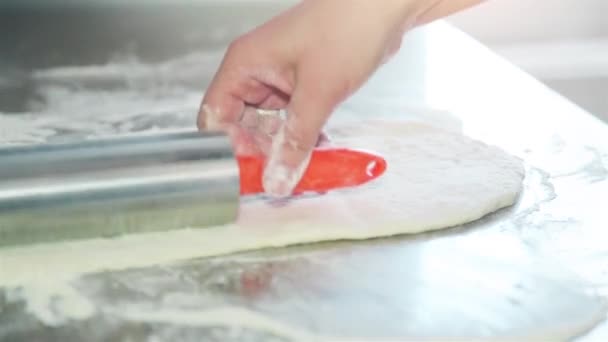 Пекари замесили тесто на кухонном столе. — стоковое видео
