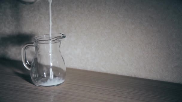 Zeitlupe Milch gegossen in ein kleines, klares Glas hd 1920x1080 — Stockvideo