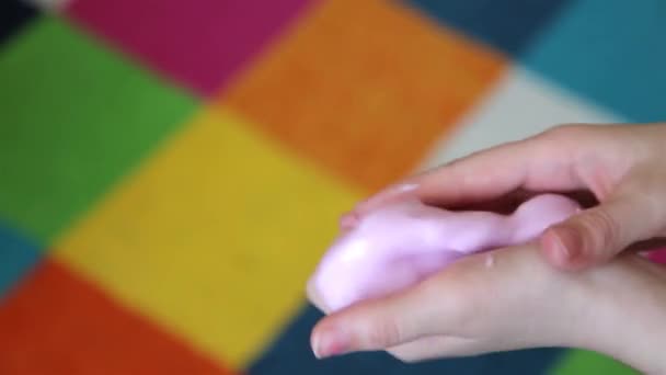 Dětská ruka zaostřená natažená slaym růžová HD 1920x1080 — Stock video