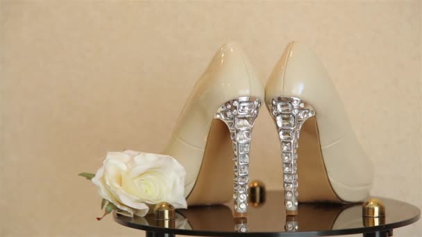 Bröllop högklackade skor dekorerade med smycken gjorda av transparenta stenar HD — Stockvideo