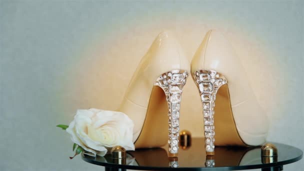 Boda zapatos de tacón alto decorados con piedras preciosas transparentes HD 1920x1080p — Vídeos de Stock