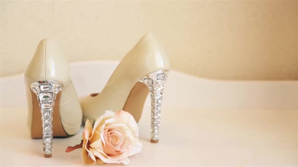 Chaussures de mariage beige à talons hauts sur la commode HD 1080p — Video