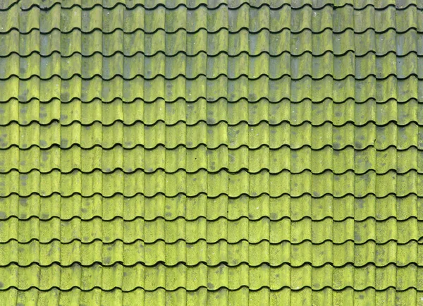 Altes Haus mit grünem Ziegeldach mit schmutziger Oberfläche. Textur oder Hintergrund. — Stockfoto