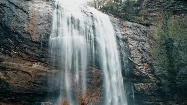 Vodní krajina obrovské studené vody vodopádu se rozpadá na HD 1920x1080 — Stock video