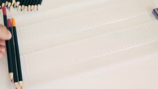 Χέρι ταξινομεί χρωματιστά μολύβια σε μολυβιά θήκη HD 1920x1080 — Αρχείο Βίντεο