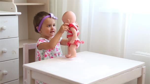 Menina brincando no quarto das crianças com boneca de brinquedo HD 1080 — Vídeo de Stock