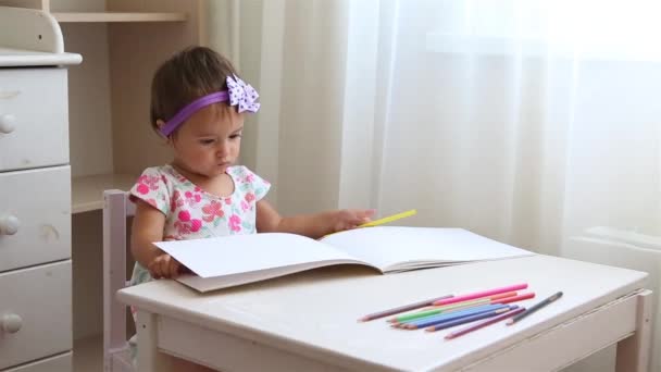 Mädchen lernt im Kinderzimmer mit Buntstiften zeichnen — Stockvideo