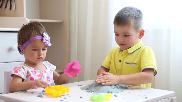 Дети в детском учреждении играют вместе с кинетическим песком — стоковое видео