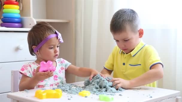 Дети в детской играют вместе с кинетическим песком серого HD — стоковое видео