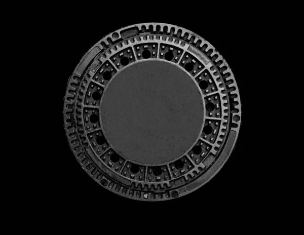 Φρεάτιο αποχέτευσης μετάλλων σε μαύρο φόντο — Φωτογραφία Αρχείου