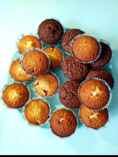 Un gran número de cupcakes postre casero para el té — Foto de Stock