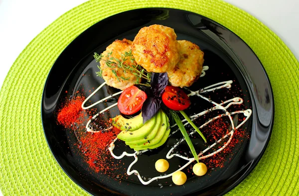 Un piatto ben progettato di costolette con erbe aromatiche e zucchine — Foto Stock
