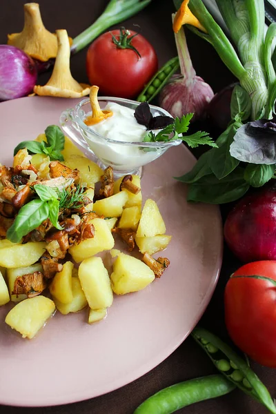 Rustieke aardappelen met gebakken cantharellen uien en groenten.Textuur of achtergrond — Stockfoto