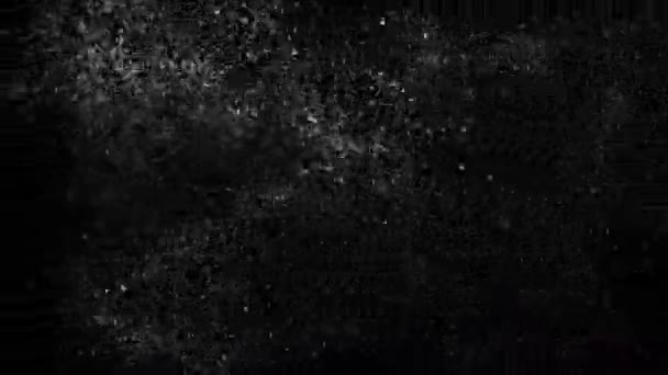 Распространение большого количества блестящих микрочастиц мелкой пыли на черном фоне HD — стоковое видео