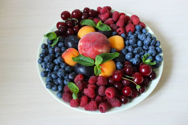 Différents types de fruits frais sur fond blanc.Texture ou fond — Photo