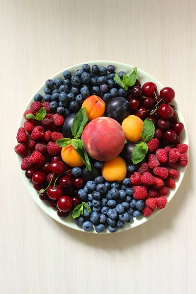 白底白盘上的浆果混合物。质地或背景 — 图库照片