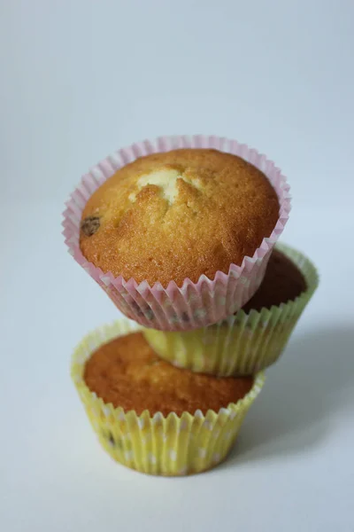 Delicioso postre tres cupcakes para el té en una envoltura amarilla — Foto de Stock