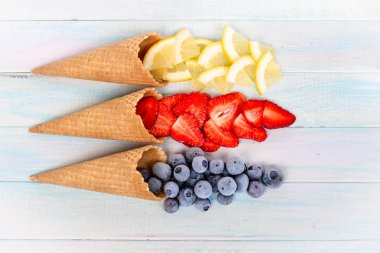  Gözleme bardak çilek, yaban mersini ve limon ile. Berry arka plan.