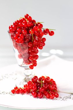 Bir cam masa Beyaz ahşap arka plan üzerinde kuş üzümü