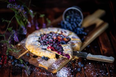 Fransızca Galette'ye pasta. Rustik tarzı. Yan görünümü bölümünde. Yemek, pişirme