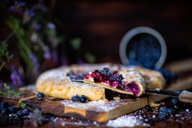 Fransızca Galette'ye pasta. Rustik tarzı. Yan görünümü bölümünde. Yemek, pişirme