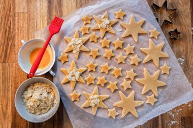 Noel günü. Tatil, yılbaşı hazırlıkları. Noel çerezleri fırın. Formlar ve ürün tanımlama bilgileri.